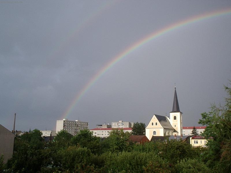 Foto: duha-duha nad kostelem