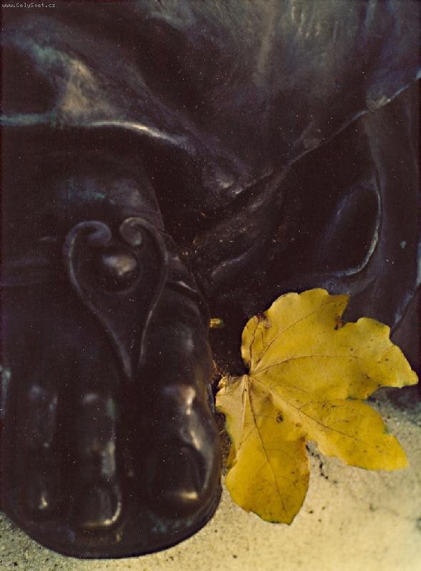 Foto: U nohou ti le��m-socha na Petrov�