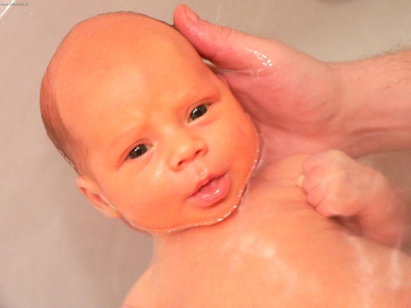 Foto: Mal� vodn��ek-N� m�s��n� syn Patrick miluje vodu. Vypad� m����c spokojen�.