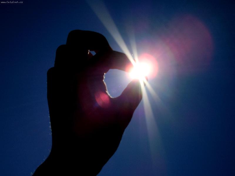Foto: Dotek paprsku-Co dok�e ruka a slunce..