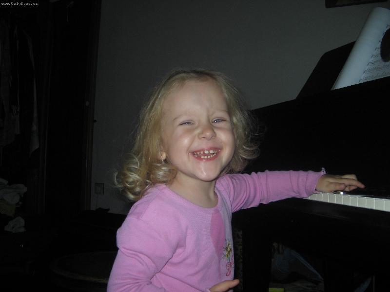Foto: Hran� na klav�r je sranda:)