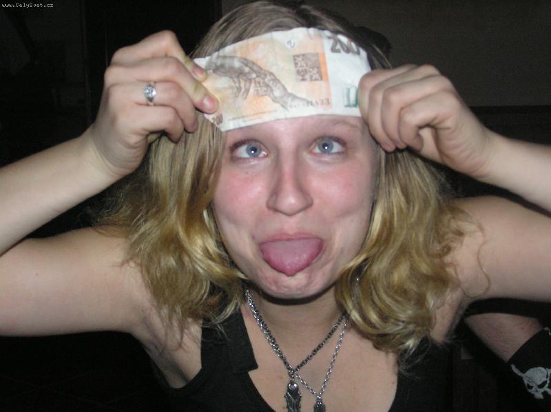 Foto: Pen�n� manie-Takhle reaguje kamar�dka na svou v�platu.