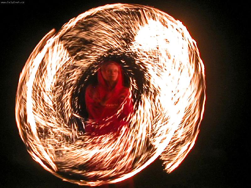 Foto: Ohniv� show-..poctiv�ho nic nep�l�..