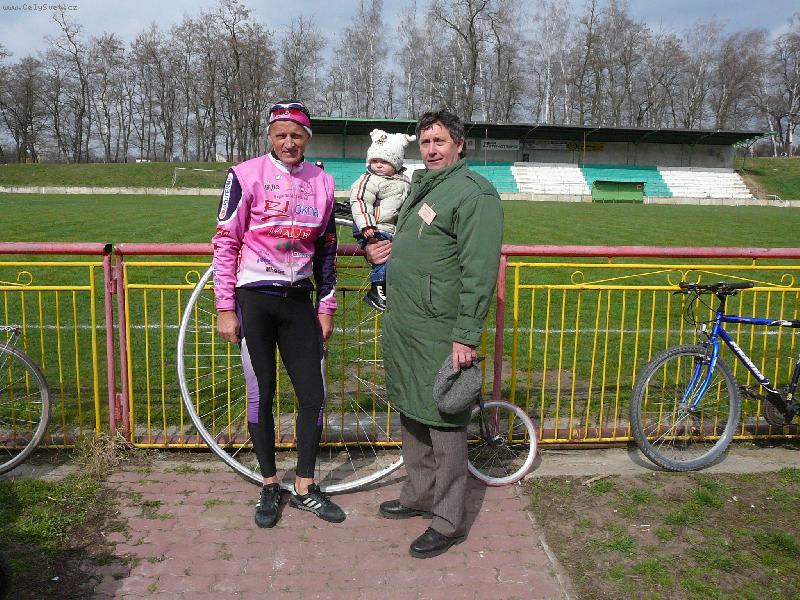 Foto: Setk�n� s panem Josefem Zimov��kem-Pro� mi ten p�n nechce p�j�it to velk� kolo?