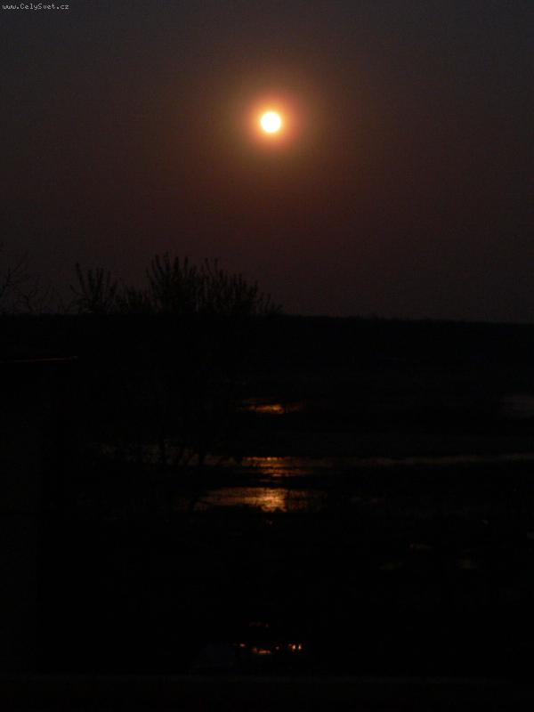 Foto: M�s�c nad �ekou