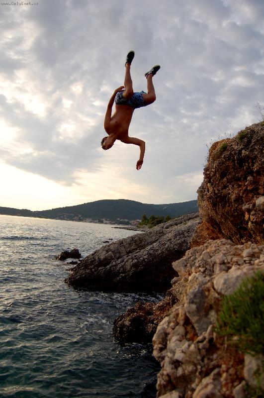 Foto: skok ze sk�ly na ostrov� Cres