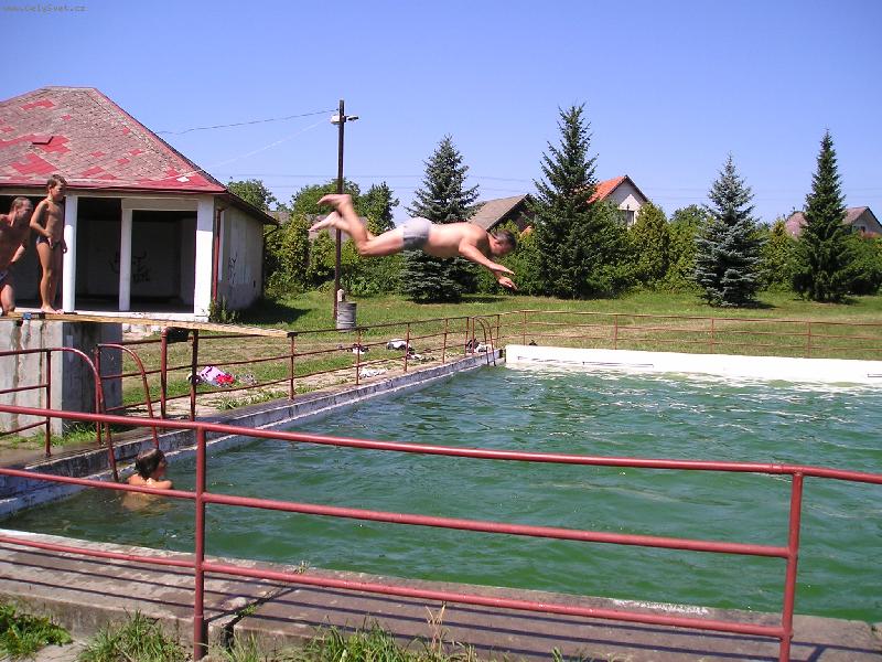 Foto: Leteck� den-Skok do baz�nu