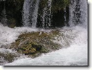 Koupel uprost�ed vodop�du